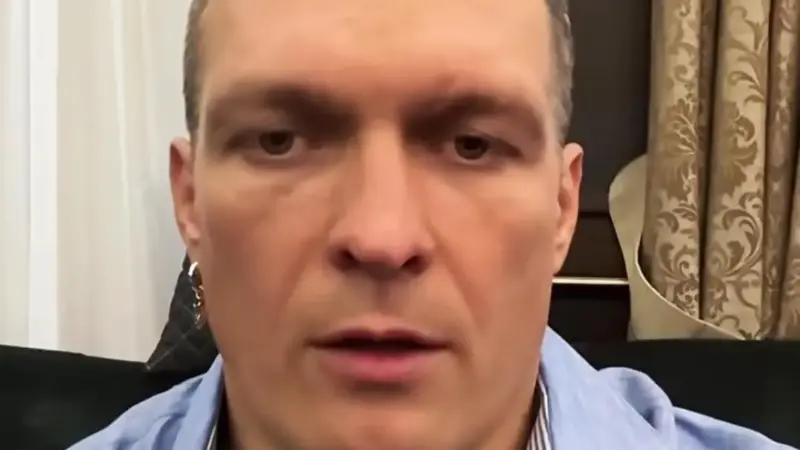 Александр Усик барлық чемпиондық белбеулерінен бас тартатынын мәлімдеді
