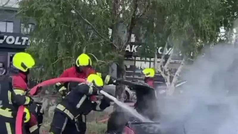 Астанада жеңіл көлік өртеніп, өрт сөндірушілер оны сөндірді