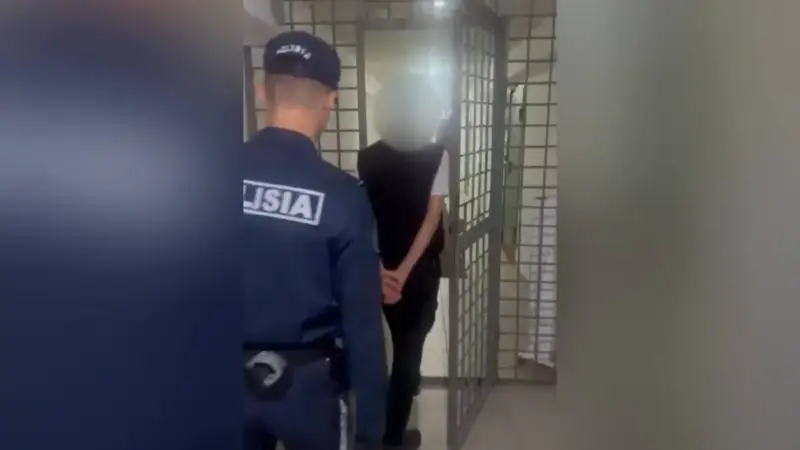 Алматыда күдікті адамды тұрғындар ұстап, полицияға тапсырды
